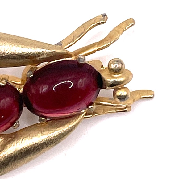 Les Bernard Inc. Vintage Gold Tone Red Cabochon Fly Pin Brooch 60's - Picture 3 of 12
